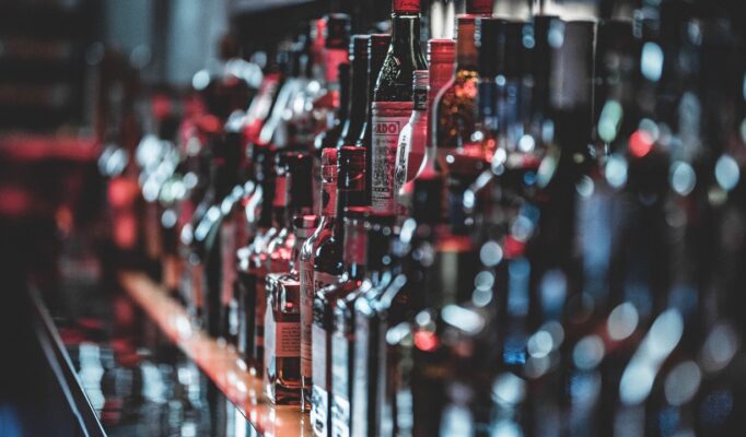 Alkohol flasker står på række på bar