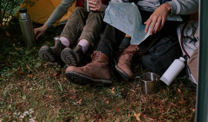 Personer sidder i telt med sko på