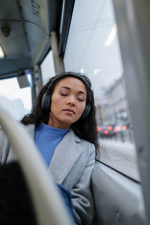 Kvinde sover i bussen